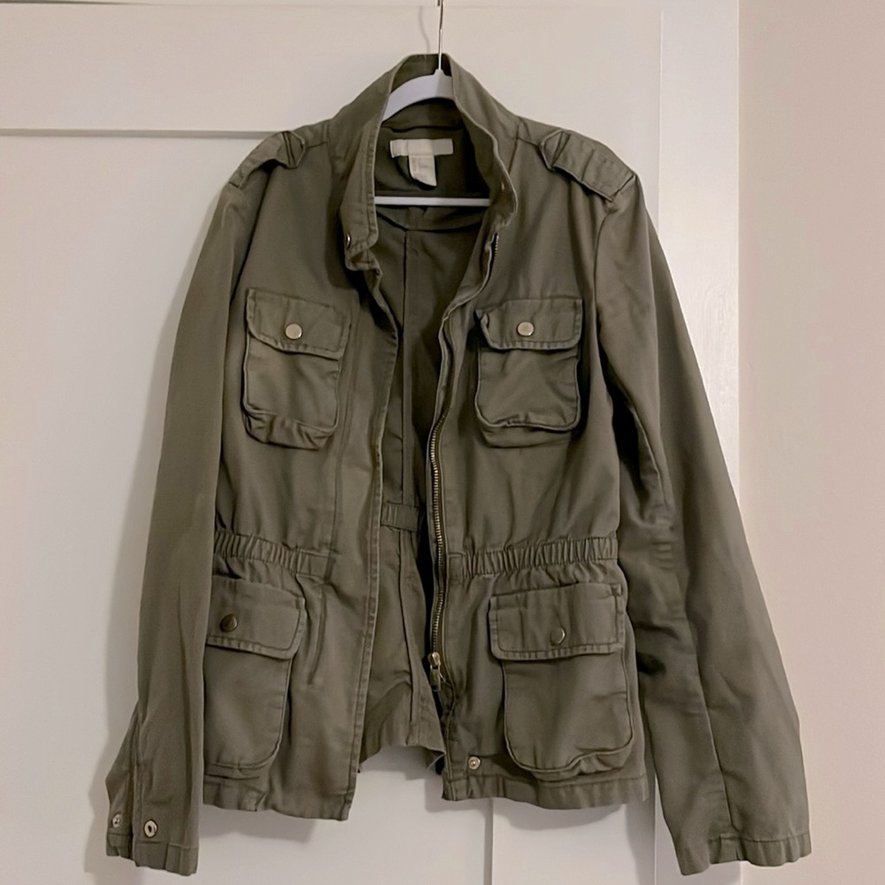 Sage green cargo jacket w/ breast pockets + front pockets. Snap closure at wrist